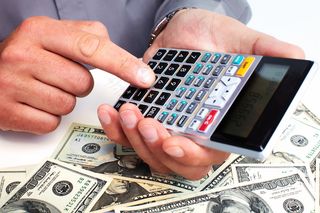 手拿储钱罐金币货币 理财保障商务金融财富增长主题