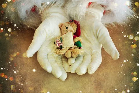 圣诞老人手中的小熊