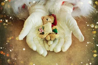 圣诞老人手中的小熊