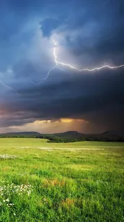 乌云与闪电下的草原高清摄影图片 乌云与闪电下的草原高清摄影图片
