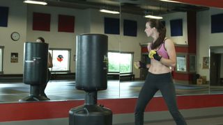 女人拳打脚踢出气筒股票视频