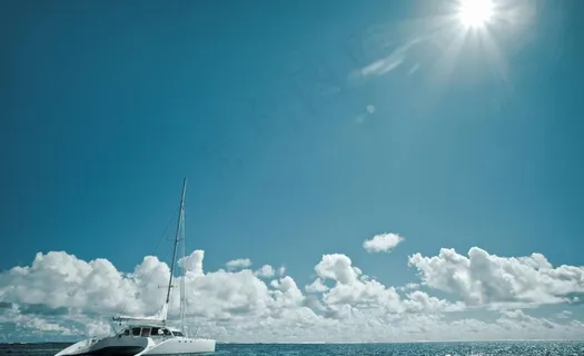 大海上的游艇图片