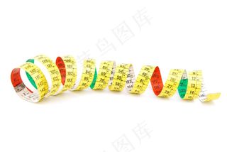 蜷缩在白色的卷尺