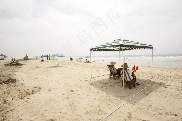 阳江闸坡大角湾的海滩的救生员图片