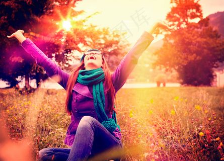 坐在草地上的美女图片