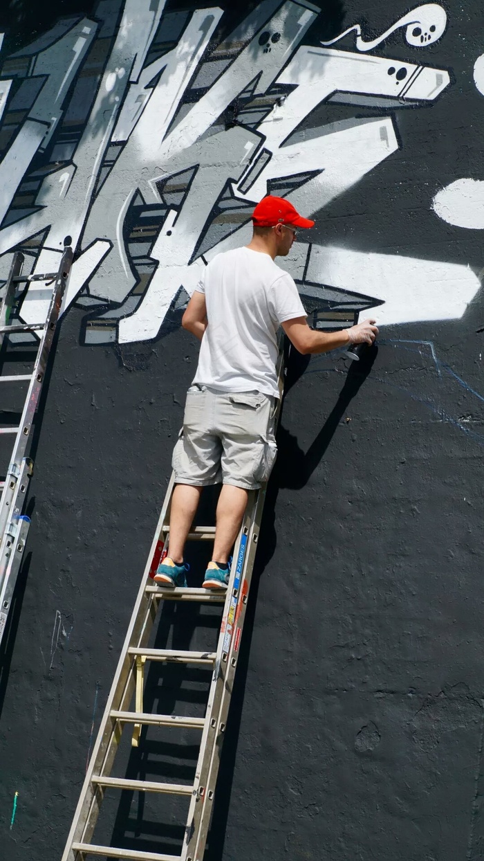 在墙上涂鸦的人高清摄影图片