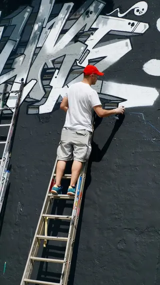 在墙上涂鸦的人高清摄影图片