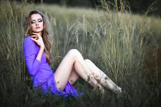 坐在草地上的长发美女图片