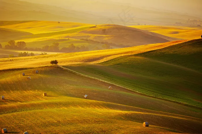 草垛与草原风景