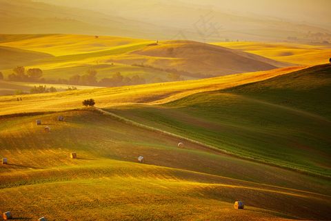 草垛与草原风景