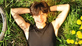 躺在草地上的男生图片