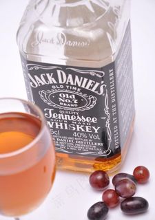 洋酒与葡萄图片