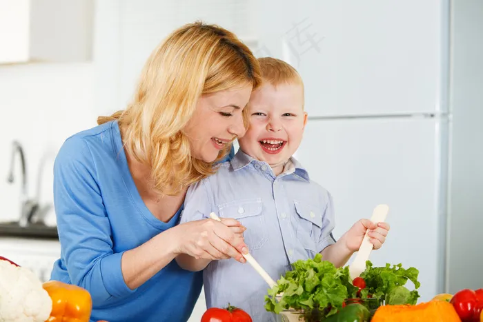 厨师装扮的大人小孩烹饪美食健康家庭情侣亲子素材