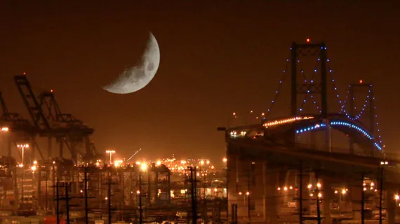 美丽的城市夜景 弯月高挂