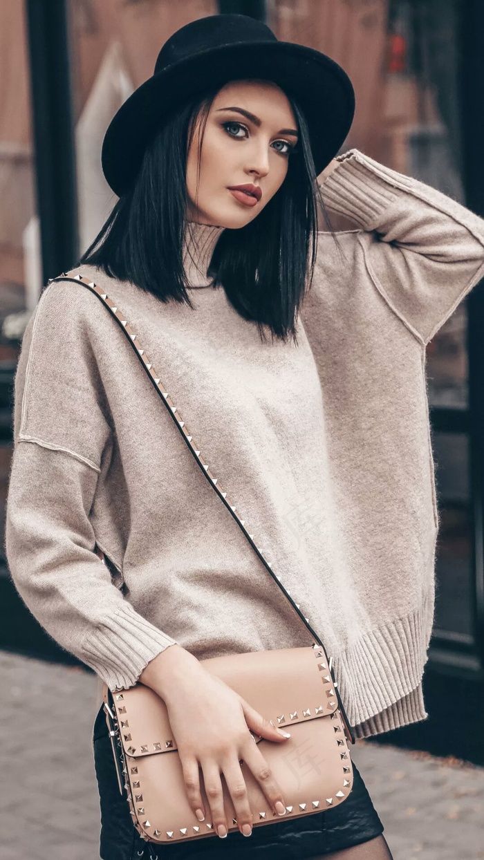 戴着黑色帽子外国美女高清摄影图片