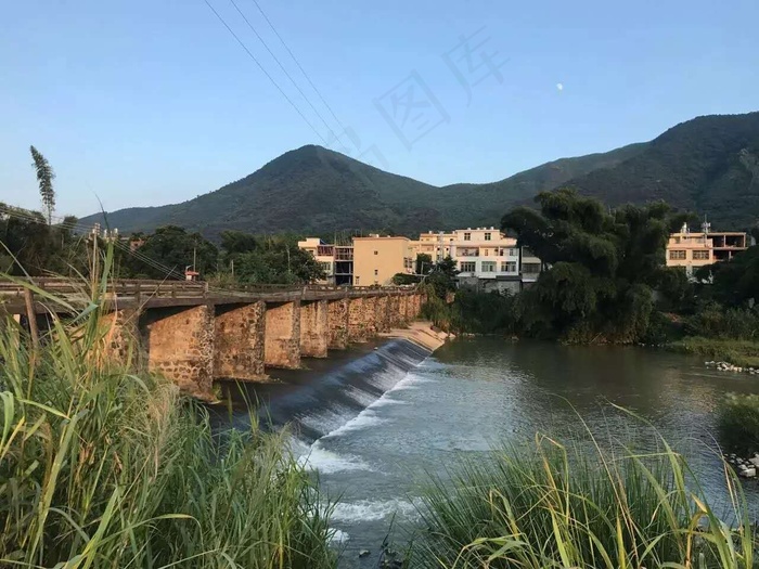 美丽乡村流水桥摄影图