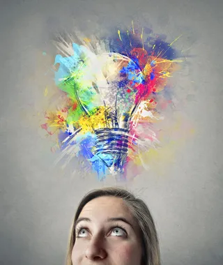 女性头脑里冒出的灯泡