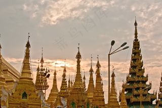 仰光大金塔旁的佛塔图片