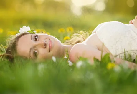 躺在草地上的美女图片 躺在草地上的美女图片