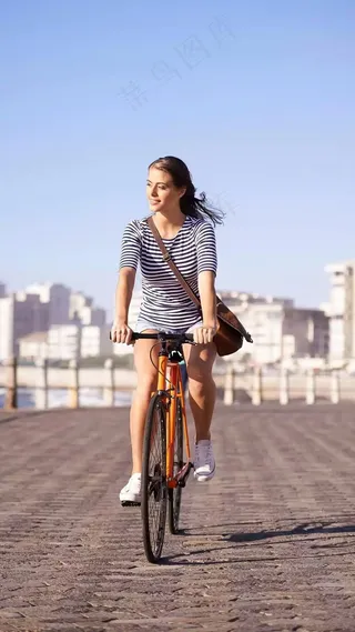 骑自行车的外国美女高清摄影图片