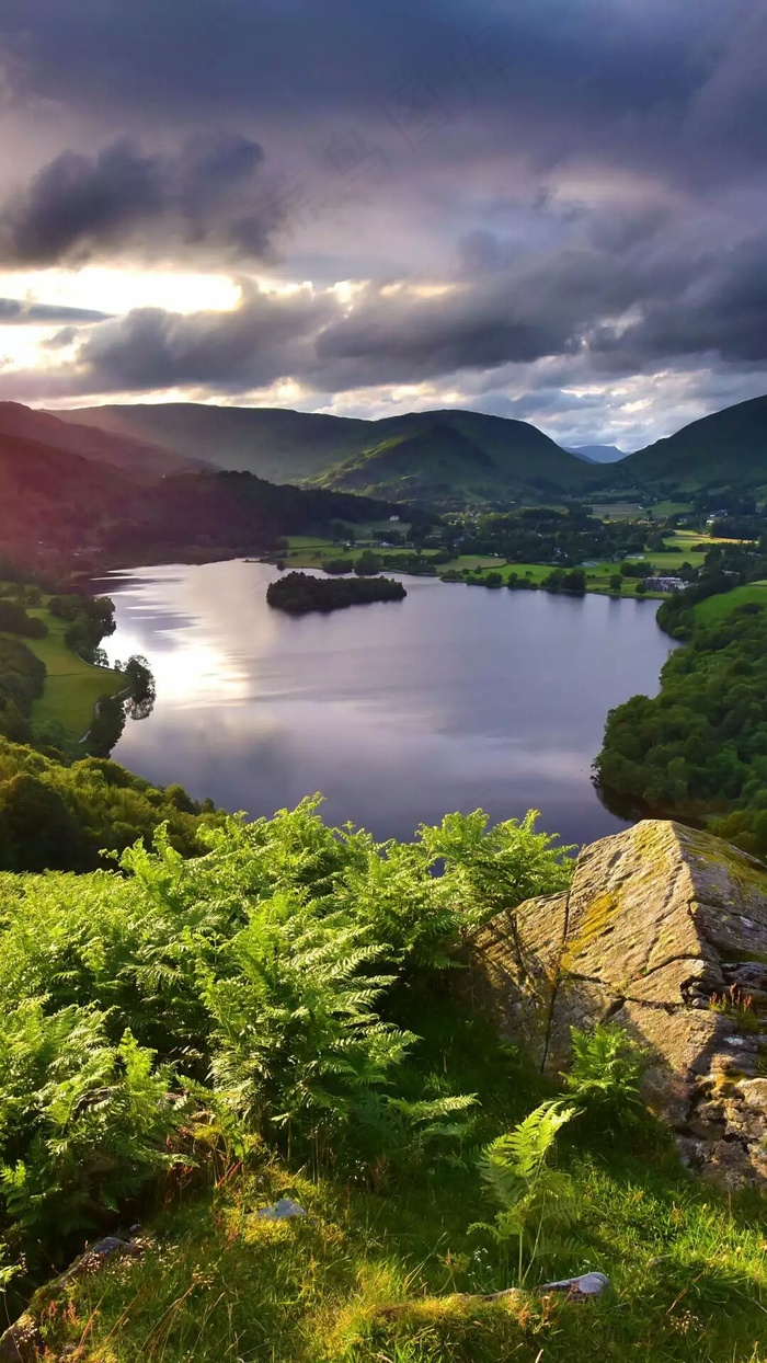 乌云下的湖泊高清摄影图片