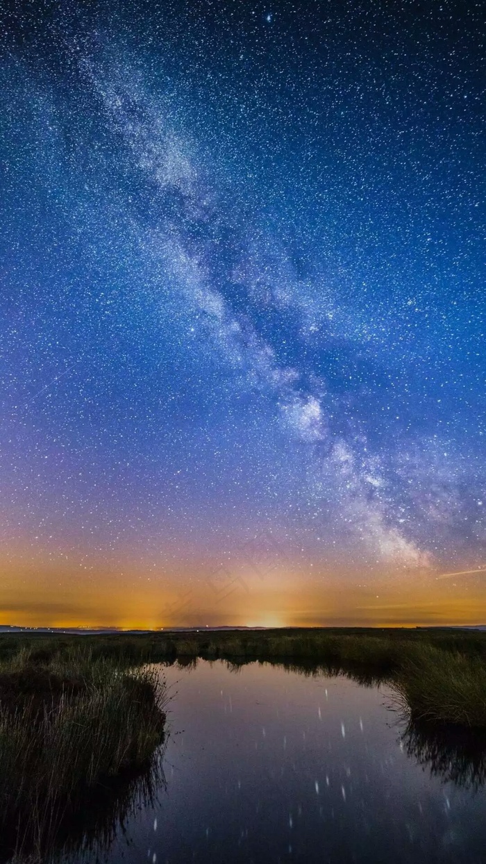 星云下的湖泊高清摄影图片