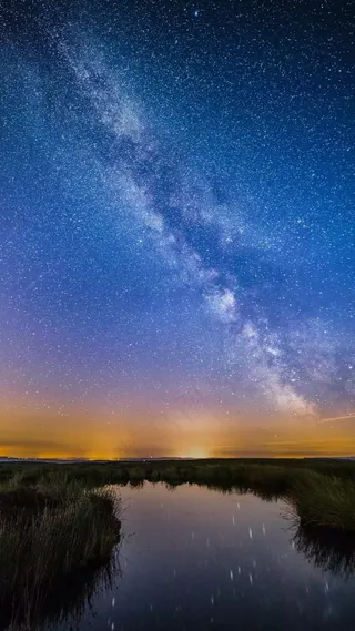 星云下的湖泊高清摄影图片