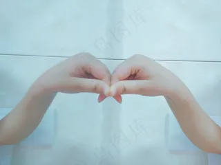 镜面映射的双手