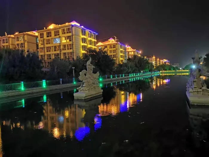 夜幕下的霓虹
