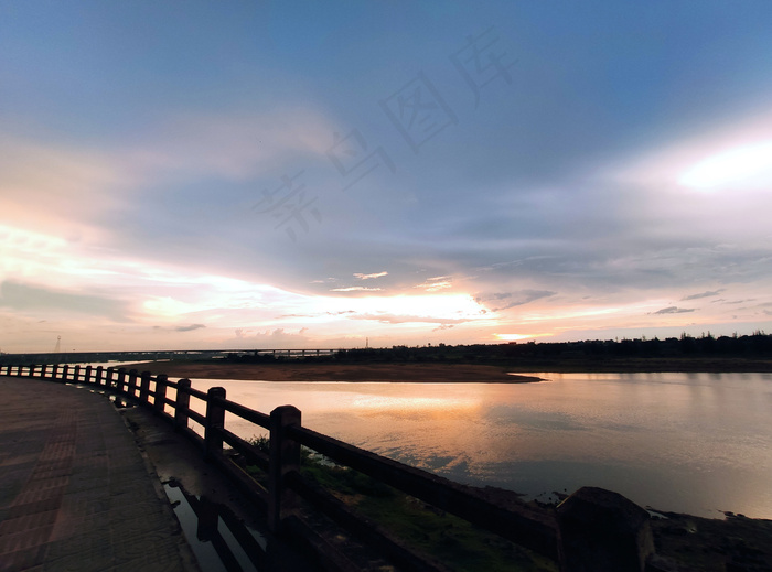 傍晚的河堤