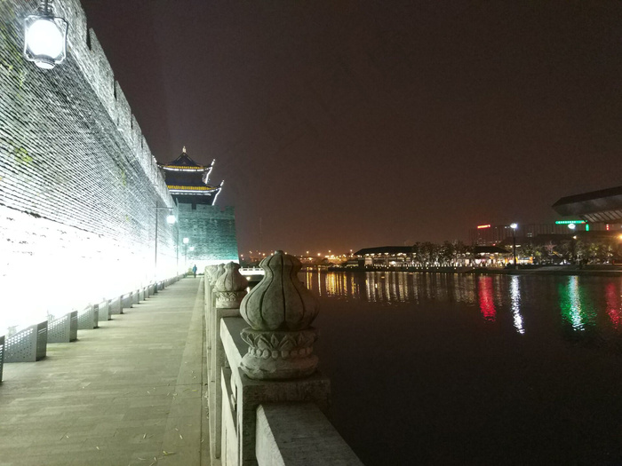 城墙脚下的夜色