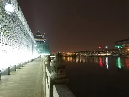 城墙脚下的夜色 城墙脚下的夜色
