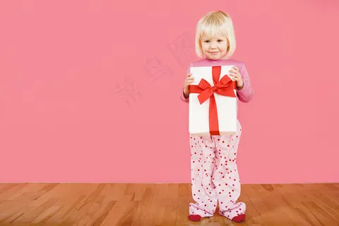 抱着圣诞礼物的小女孩