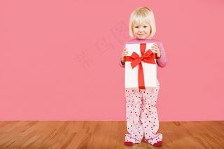 抱着圣诞礼物的小女孩