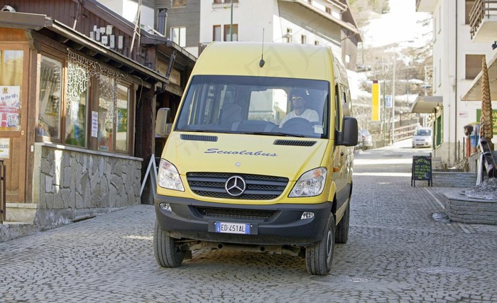 黄色面包货车图片