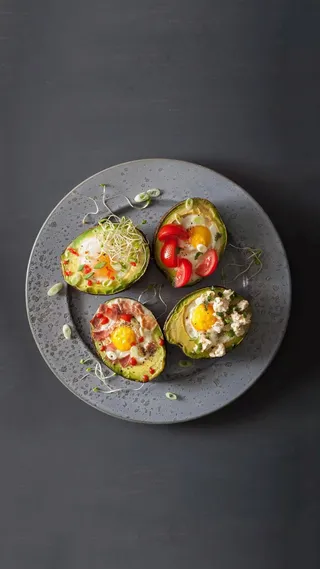 暗色调背景鸡蛋高清摄影图片