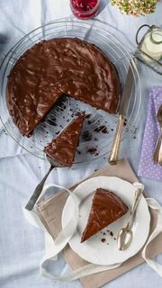 切成三角块的巧克力蛋糕高清摄影图片