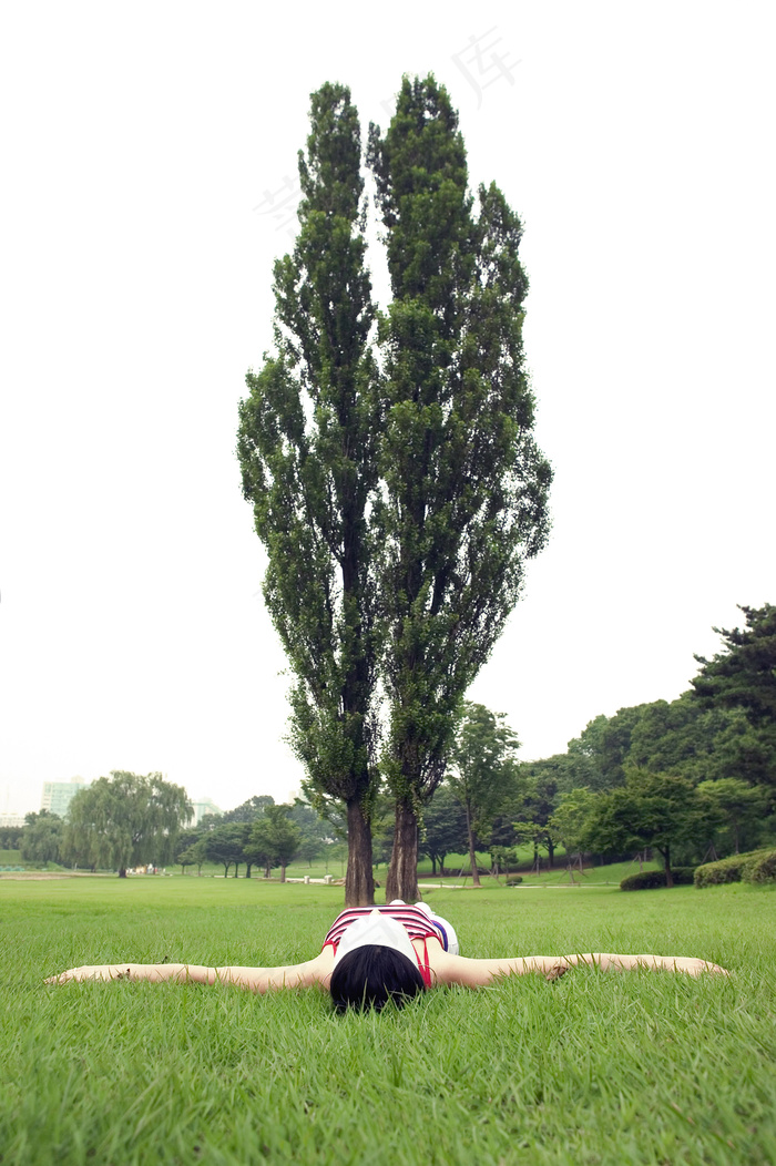 躺在草地上的美女图片