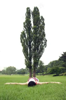 躺在草地上的美女图片 躺在草地上的美女图片