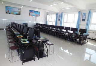新微机教室内景图片