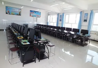 新微机教室内景图片