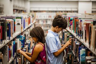 图书室找书的儿童