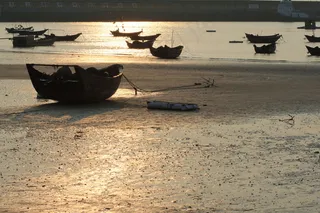 夕阳下的渔船图片