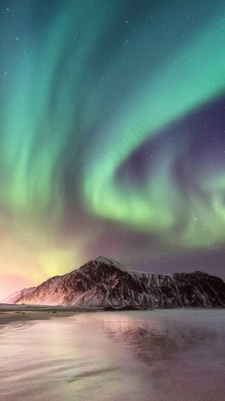 极光下的雪山高清摄影图片