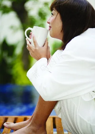 美女侧面捧杯子喝水图片