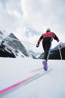 爬山的滑雪运动员摄影高清图片 爬山的滑雪运动员摄影高清图片