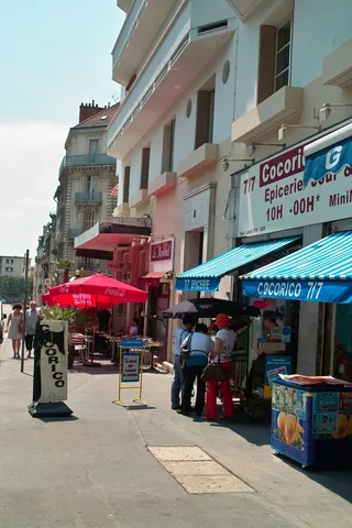 法国 第戎 街边的商店图片