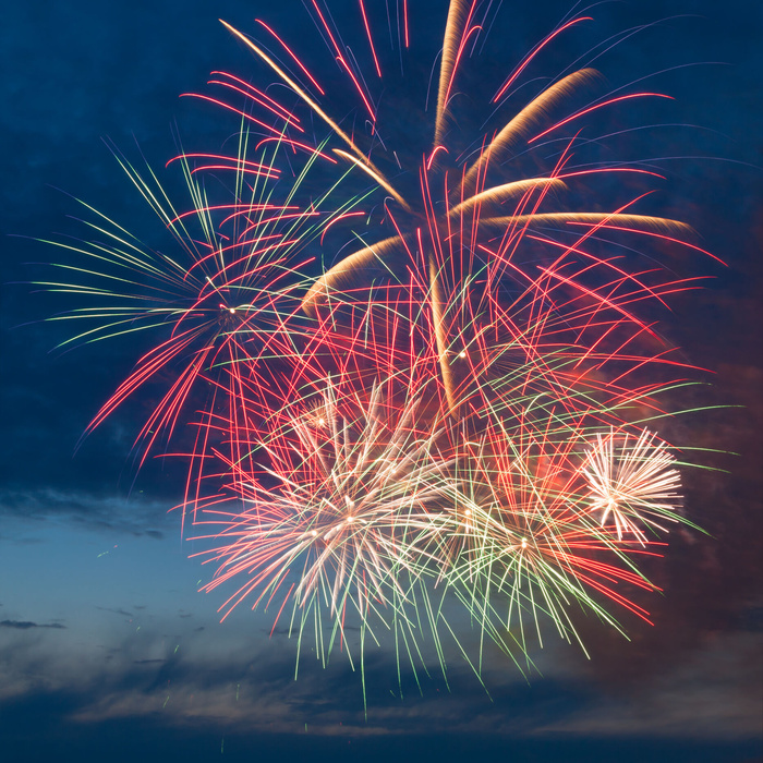 天空中燃烧的烟花