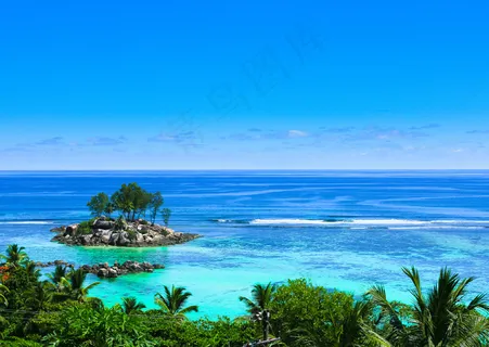 蓝天与海面风景