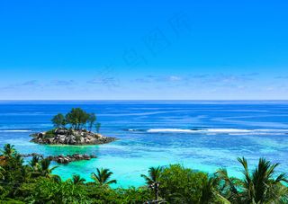 蓝天与海面风景